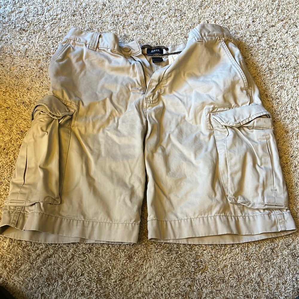 G. H. Bass & Co Khaki Shorts. Mens Size 32. Excellent Condition.
